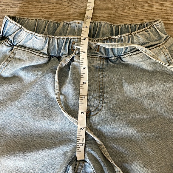 Almost Famous Light blue Cargo Pull on jeans with elasticized cuffs. - Picture 6 of 9